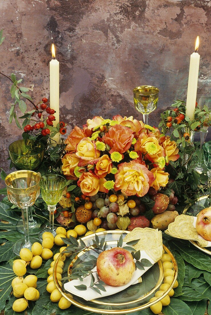 Sommerlich gedeckter Tisch mit Früchten und Rosen im Freien