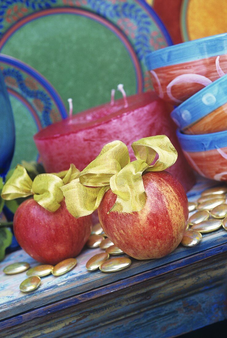 Äpfel mit goldener Schleife zu Weihnachten