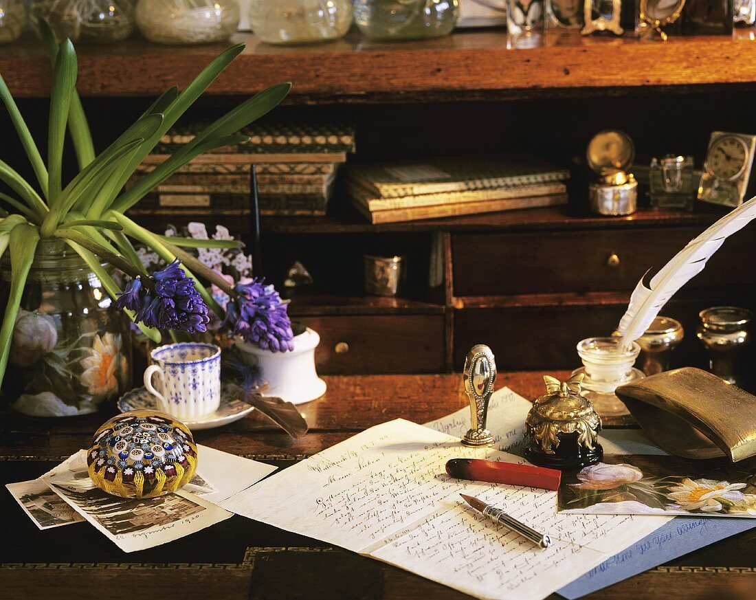 Antiker Schreibtisch mit einem Brief & Schreibutensilien