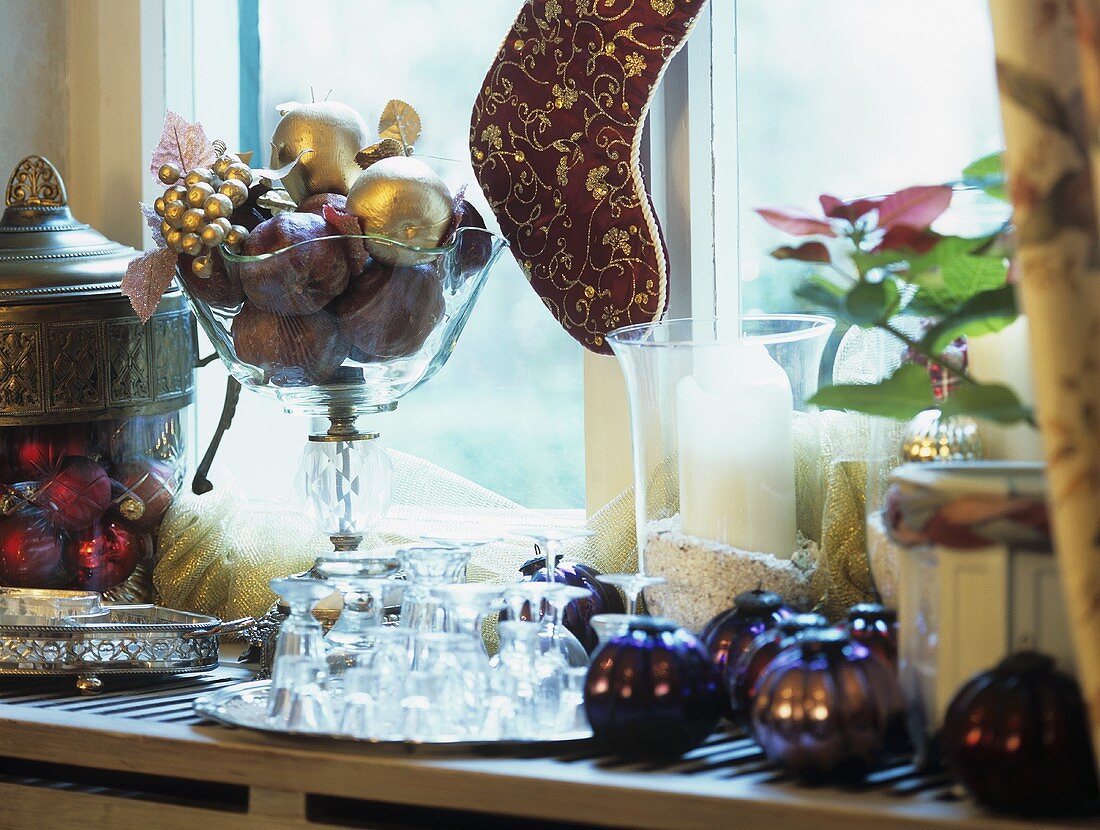 Verschiedene weihnachtliche Dekorationsobjekte auf Fensterbank