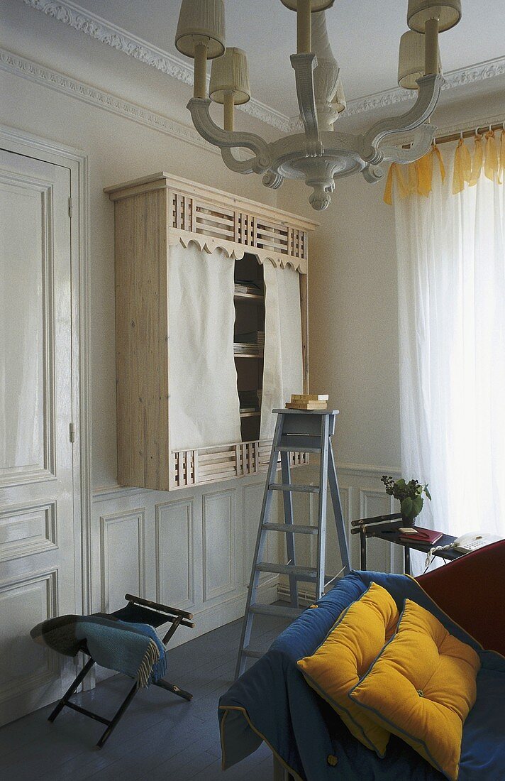 Wohnraumecke mit Holzvertäfelung, Stuckfries & Wandhängeschrank mit Vorhängen