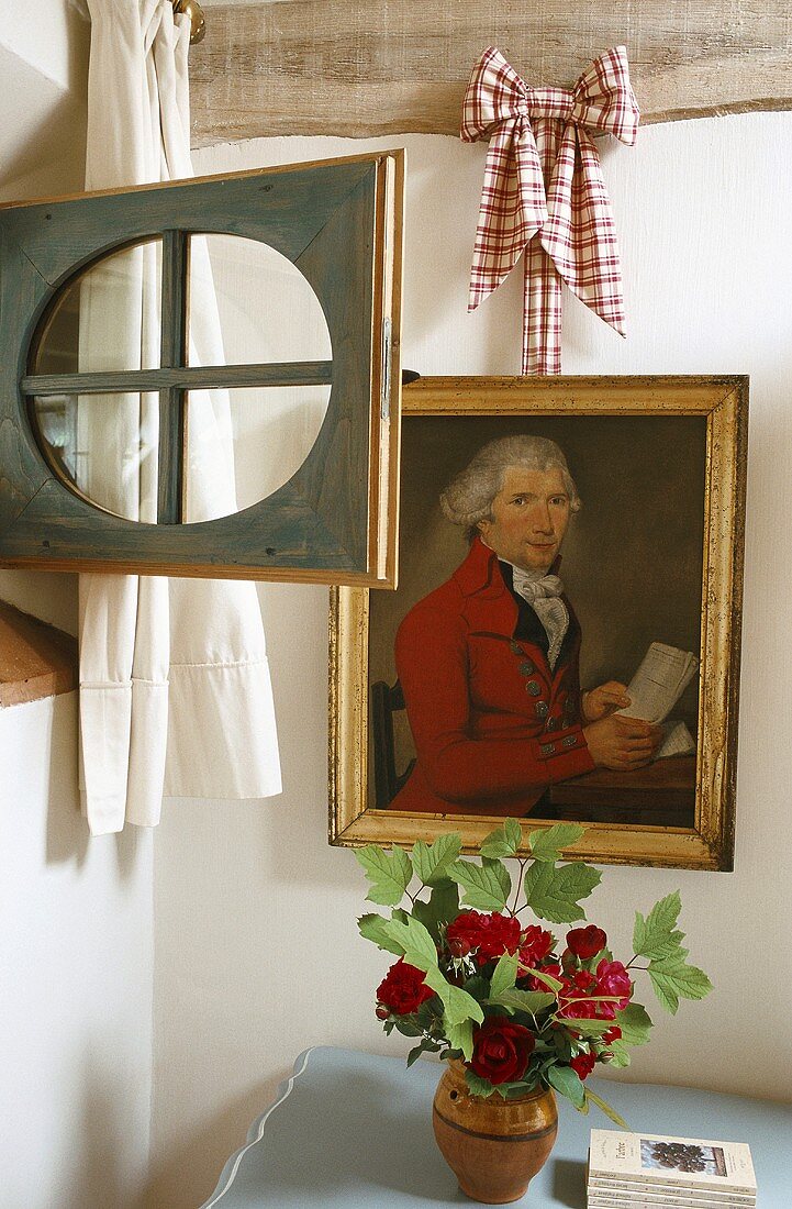 Zimmerecke mit altem Gemälde, Blumenstrauss & geöffentem kleinem Holzfenster