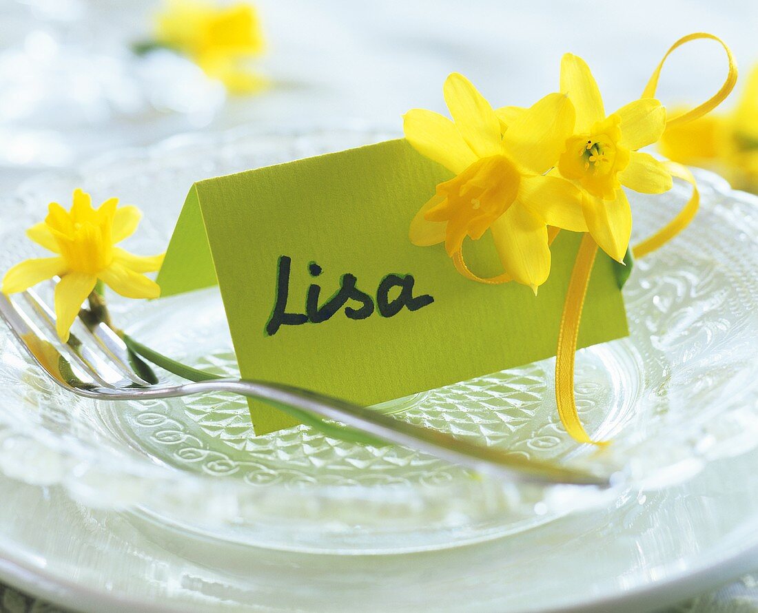 Glasteller mit Narzissen und Namensschild: Lisa