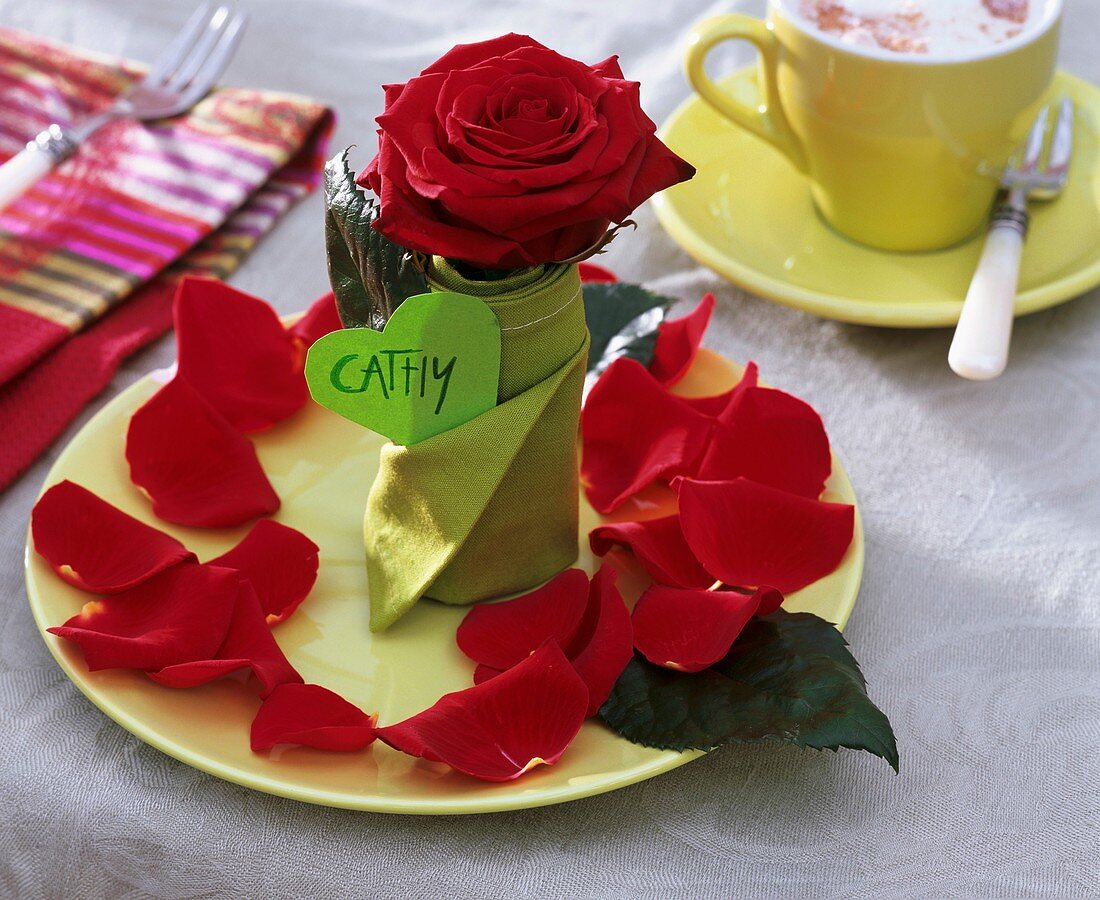 Place-setting with roses, napkin and place card (Cathy)