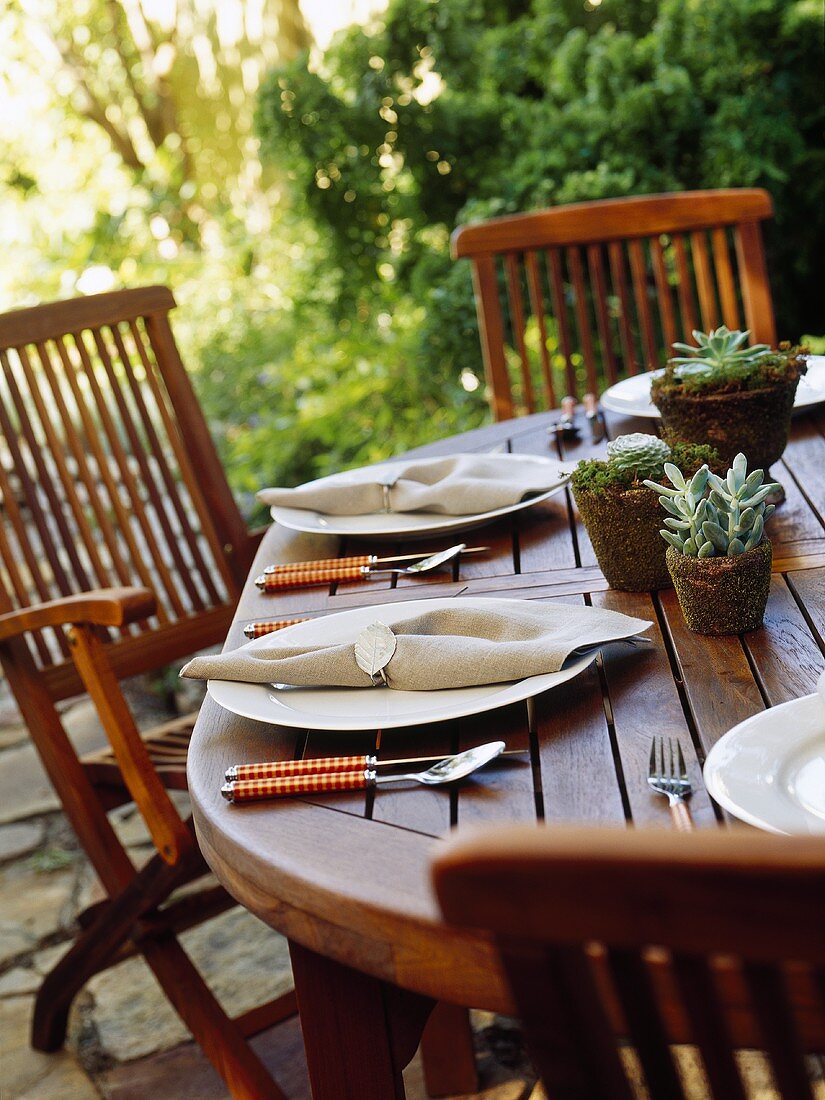 GEdeckter Tisch auf einer Terrasse