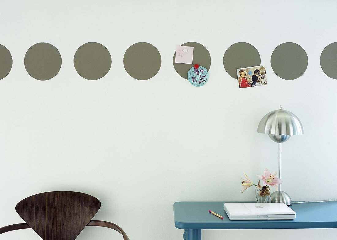 Büro zu Hause: Magnetkreise an der Wand für Fotos etc.