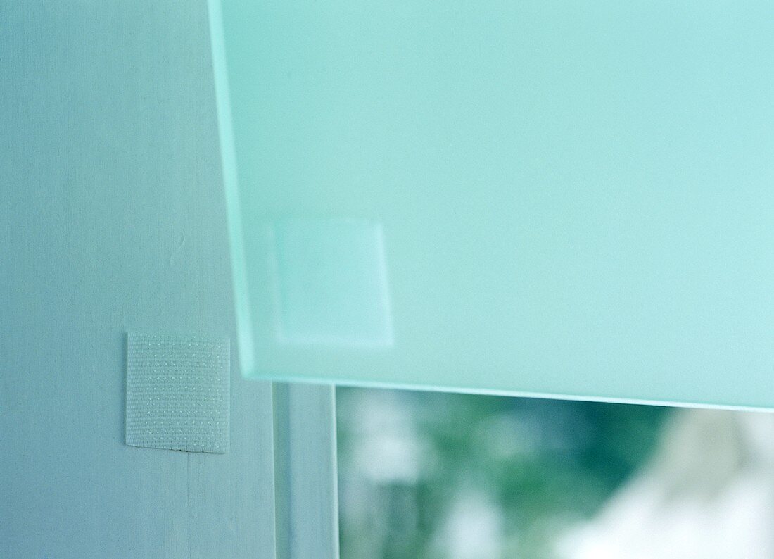 Sichtschutz aus Acrylglas am Fenster im Bad befestigen
