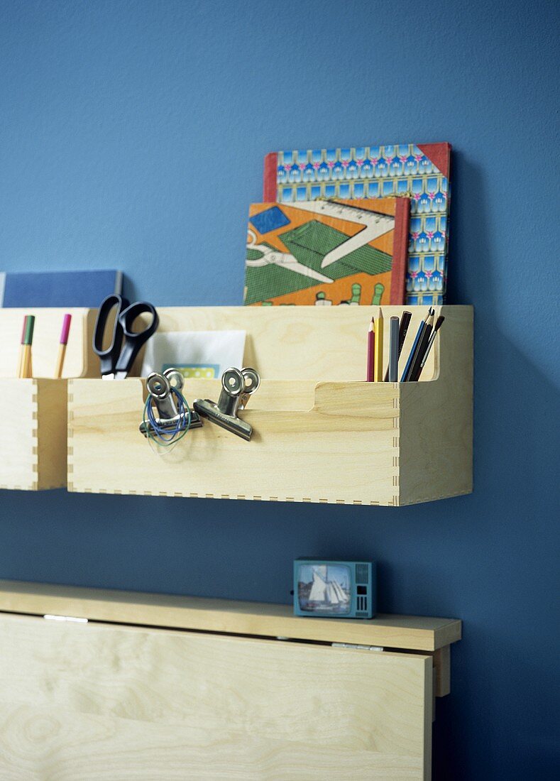 Schreibtisch zum Einklappen mit Ablage aus Holzboxen
