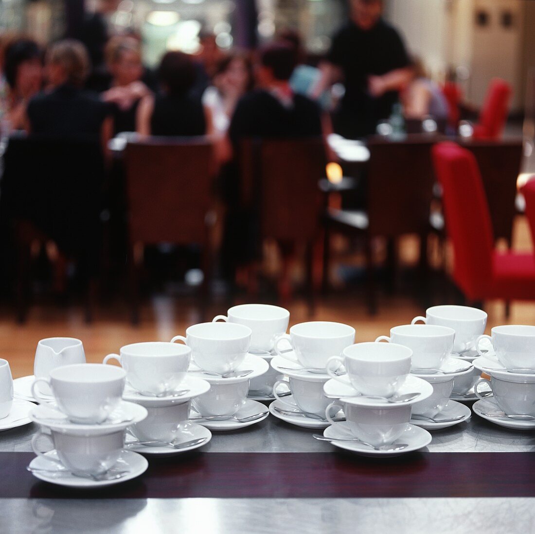 Viele Kaffeetassen auf einem Tisch einer Party