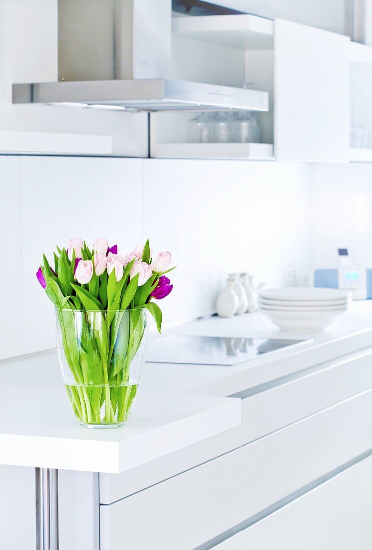 Rosa und Violette Tulpen in einer weißen Küche
