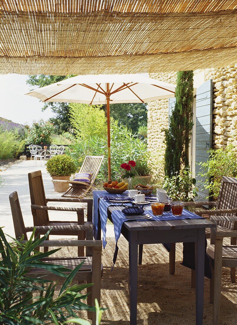 Outdoor breakfast table, B&B, in Opp�de, Luberan region, Vaucluse, France