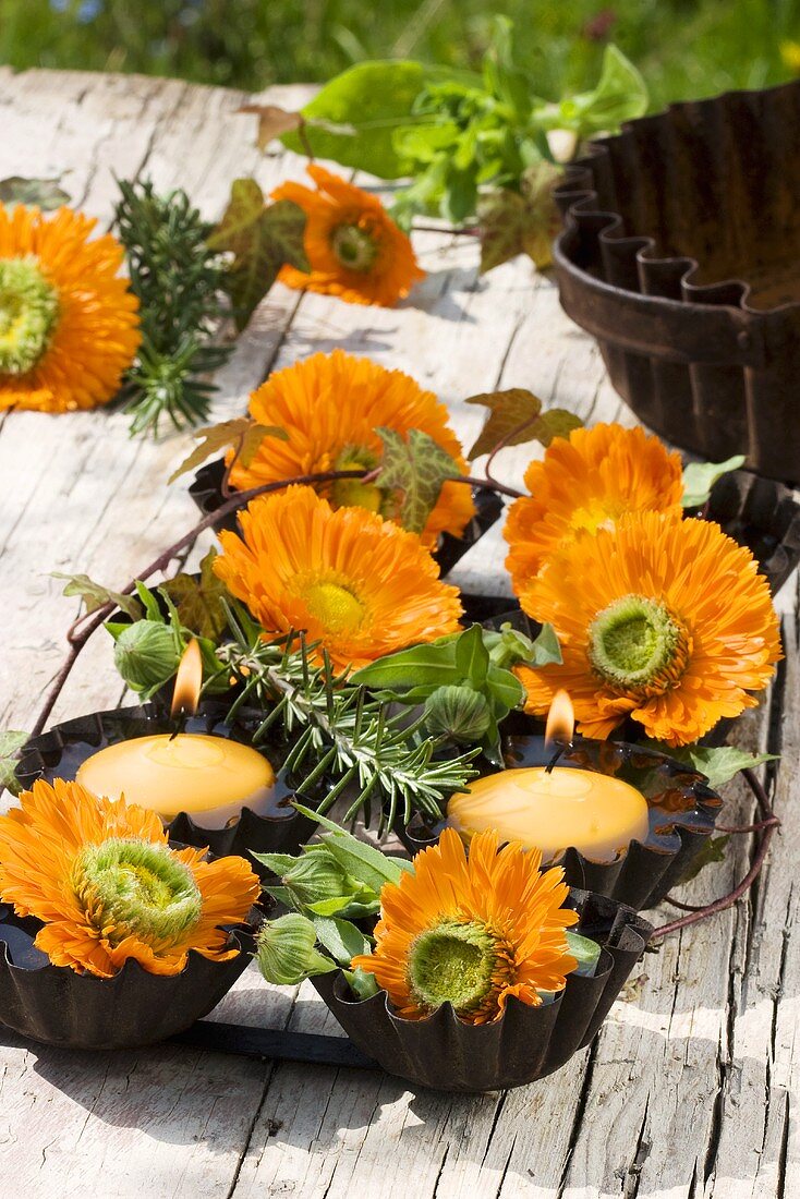 Ringelblumen mit Kerzen als Tischdeko