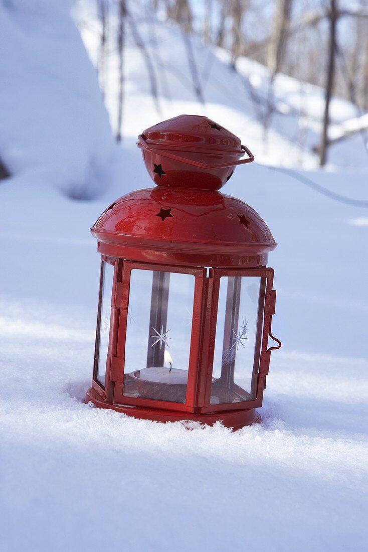 Eine rote Laterne im Schnee