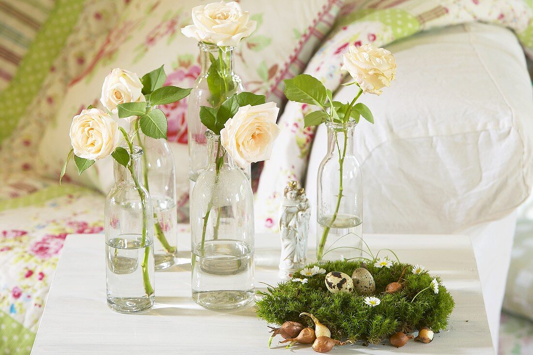 Osterkranz mit Wachteleiern & cremefarbene Rosen in Flaschen