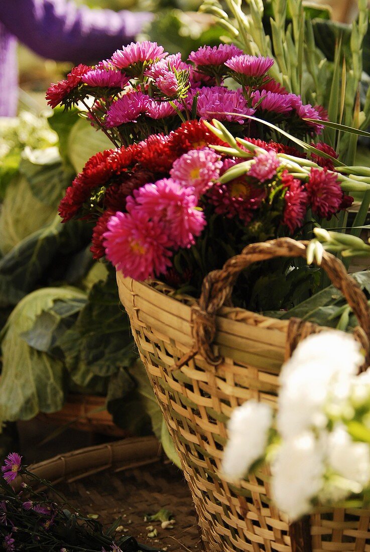 Blumenkorb und Gemüse auf dem Markt