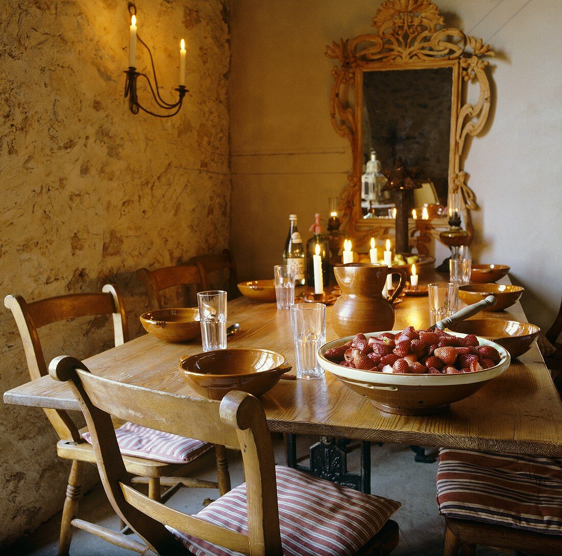 Gedeckter Tisch mit Erdbeersalat