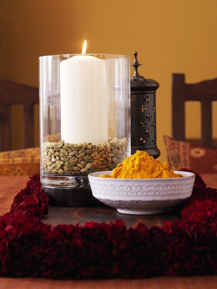 Schale mit indischer Gewürzmischung und eine Kerze