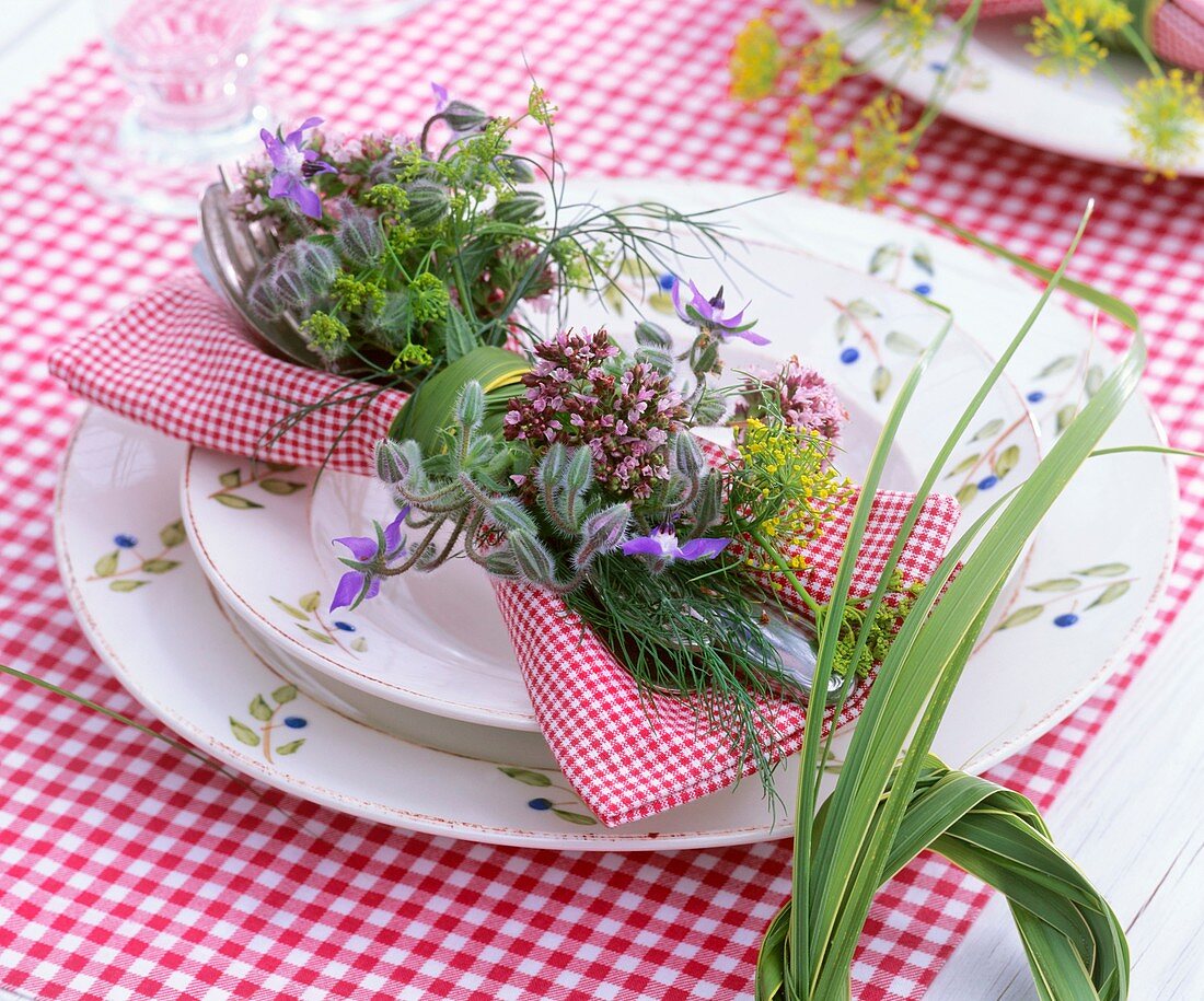 Tischgedeck mit Kräuterdeko: Blüten von Oregano, Borretsch und Fenchel