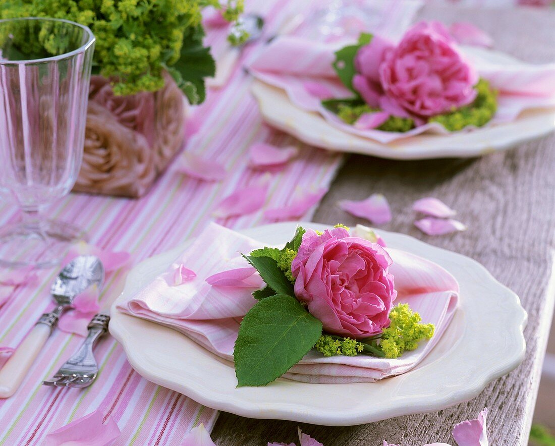 Napkin decorated with roses and lady's mantle