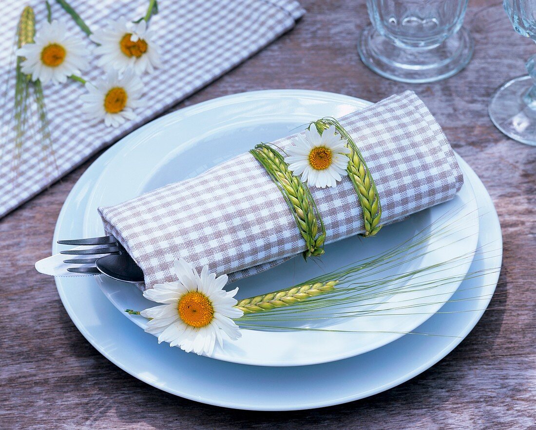 Place-setting decorated with ox-eye daisies & ears of barley
