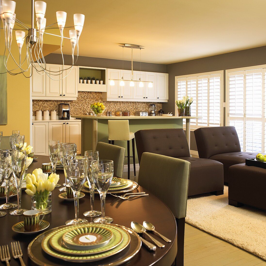 Offener Wohnraum mit festlich gedecktem Esstisch, Sitzecke & Küche