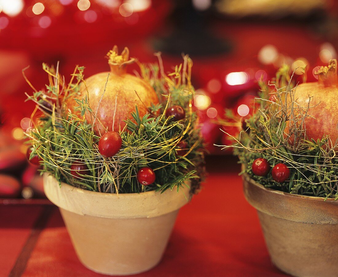 Kleines Weihnachtsgesteck mit Granatapfel