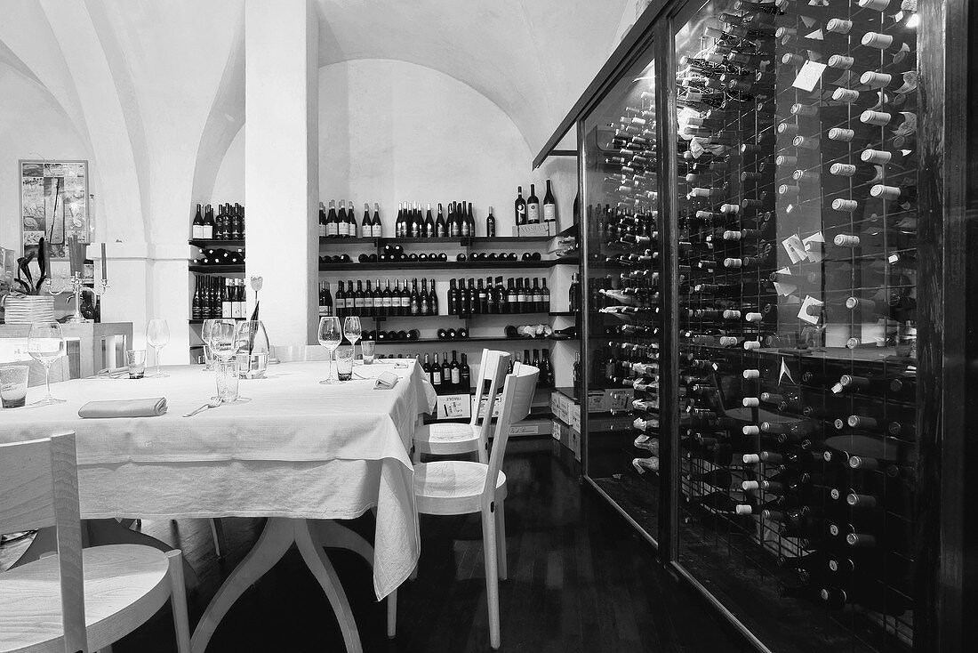 Restaurant mit Gewölbe und Weinregalen in schwarz-weiss Aufnahme