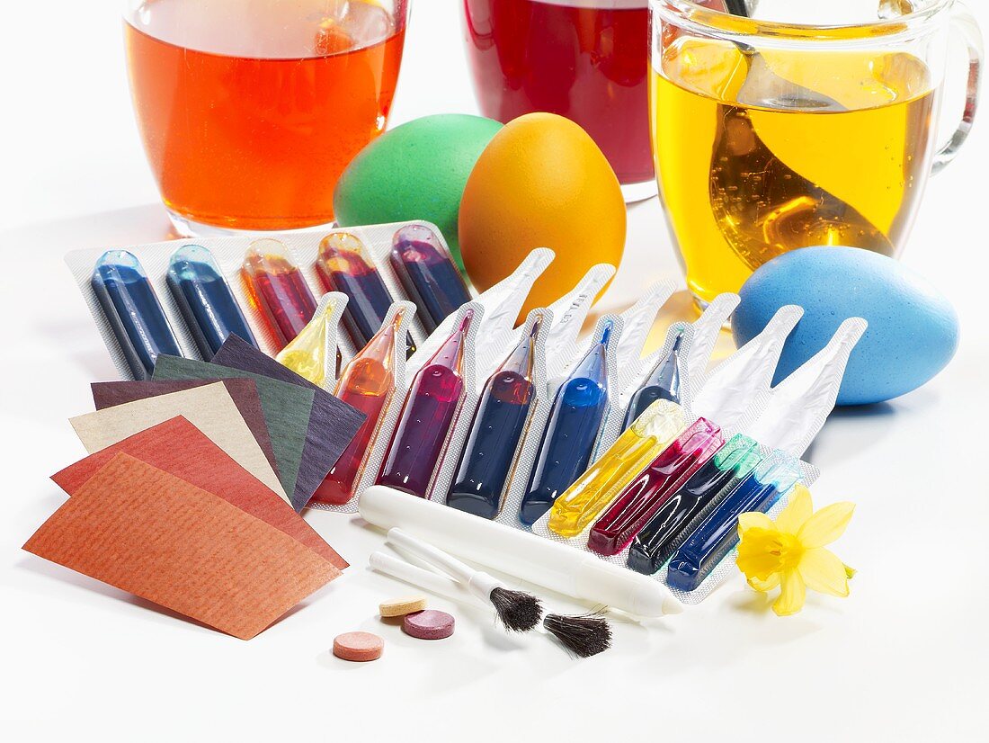 Verschiedene Ostereierfarben und gefärbte Eier
