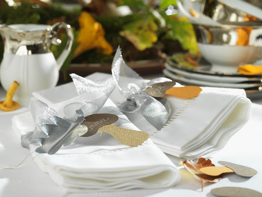 Weiß gedeckter Tisch mit Herbstdeko