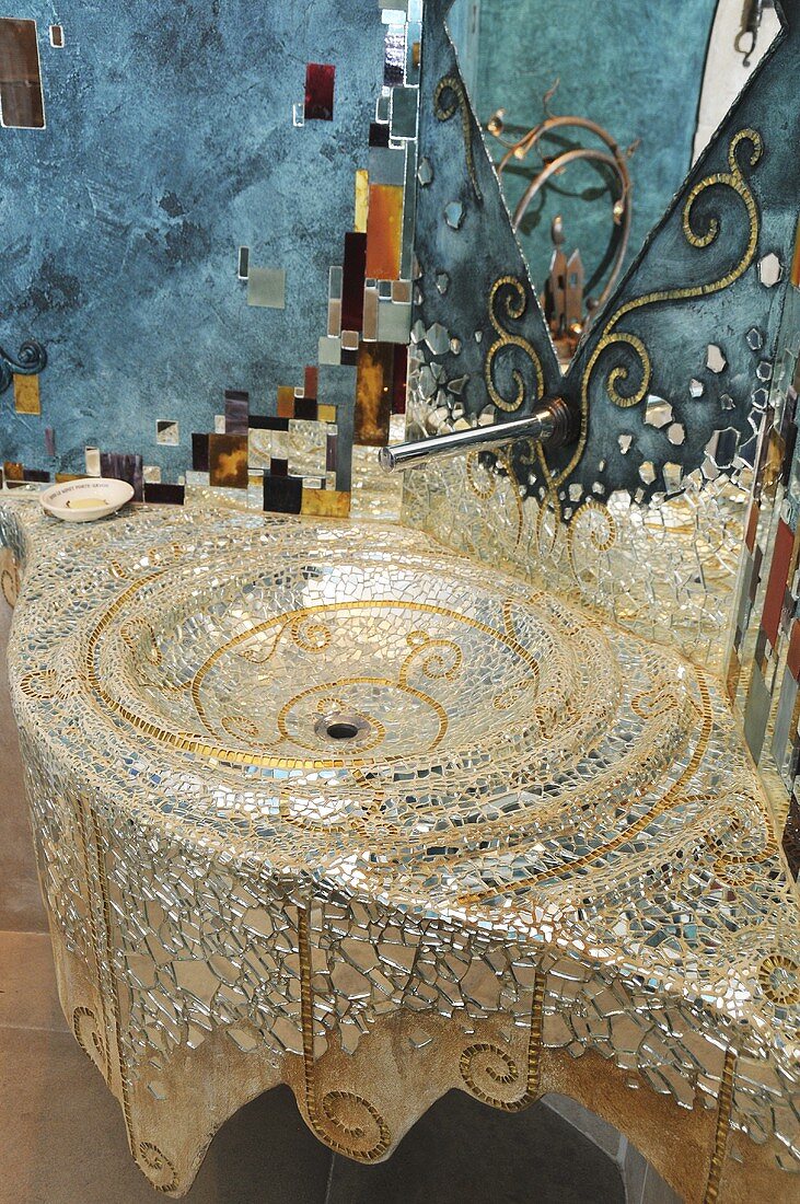 Waschbecken mit Spiegelmosaiksteinen ausgelegt