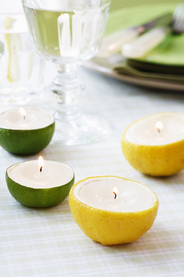 Kerzen in ausgehöhlten Zitronen- und Limonenhälften