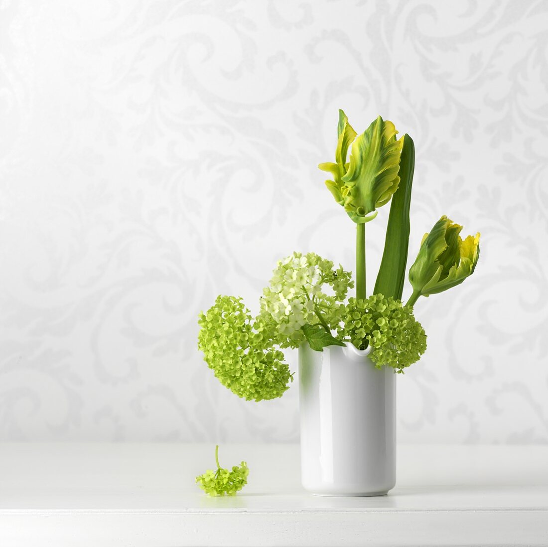 Gelb-grüne Tulpen und Hortensien in Vase