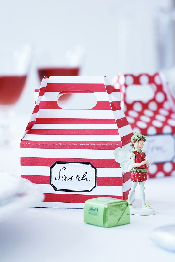 Geschenkboxen für Gastgeschenke, Erdbeerfee und Praline