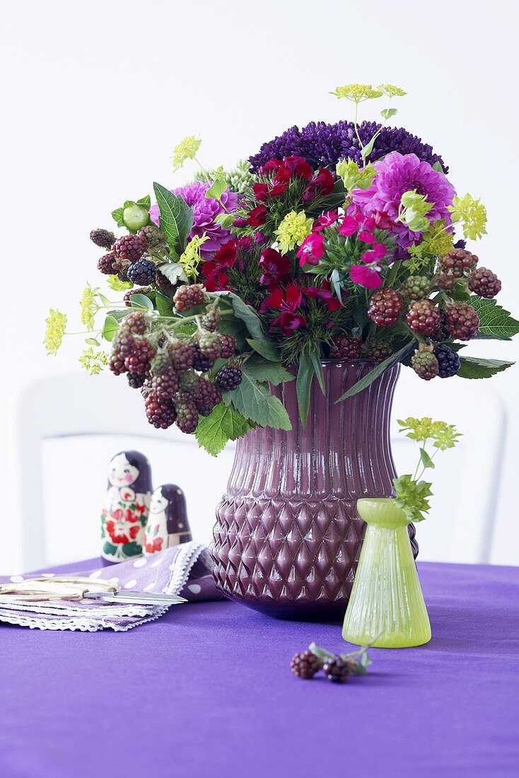 Herbststrauss in einer lila Vase