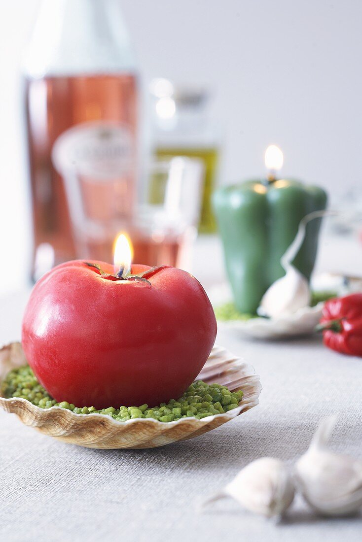 Tomaten-Kerze in Jakobsmuschelschale als Tischdeko