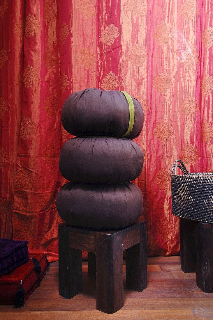 Hocker mit gestapelten Sitzkissen im orientalischen Stil
