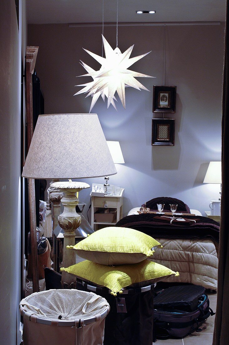 Schlafzimmer mit Bett, Stehlampe & leuchtenden Dekosternen