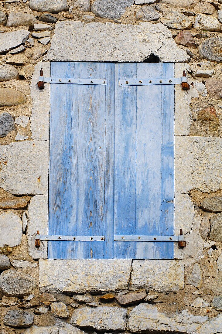 Blick auf geschlossenen blauen Fensterladen