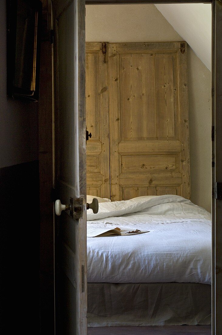 Blick durch geöffnete Tür in ein Schlafzimmer