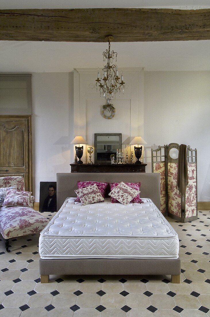 Gefliestes Schlafzimmer mit Doppelbett, Matratze, Chaiselongue & Paravent