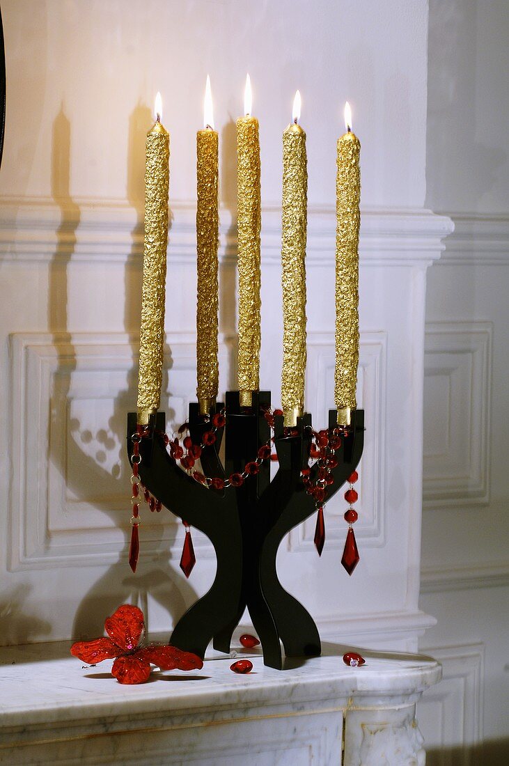 Kerzenständer mit fünf goldenen Kerzen