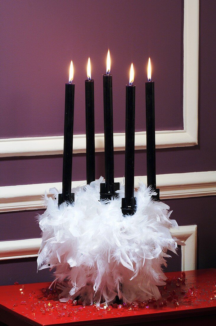 Kerzenständer mit fünf brennenden Kerzen
