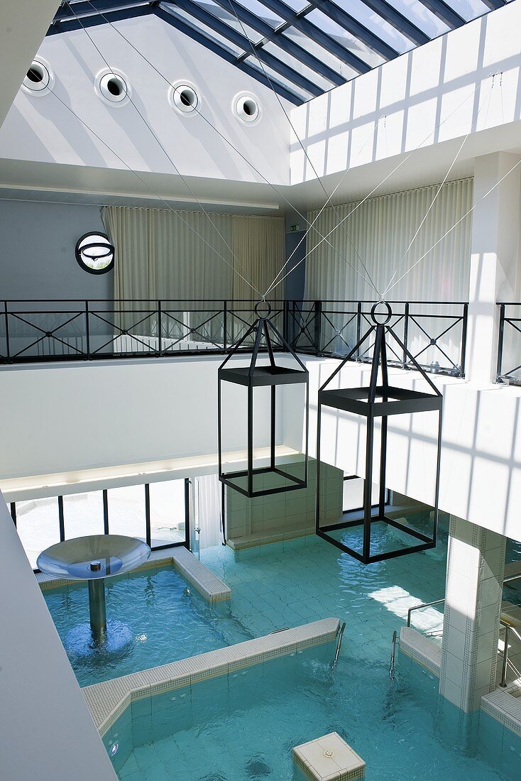 Blick von Galerie auf Schwimmbecken eines Wellness-Hotels