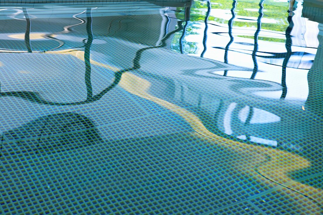 Spiegelnde Wasseroberfläche im Hallenschwimmbad