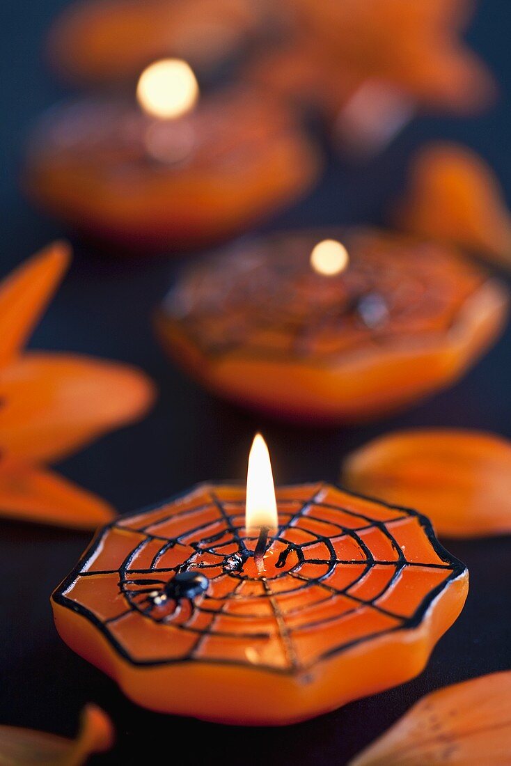 Spinnennetz-Kerzen zu Halloween
