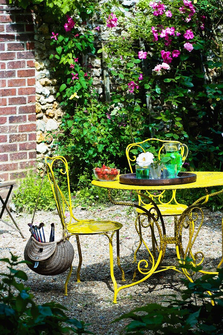 Gelber Gartentisch und Gartenstühle