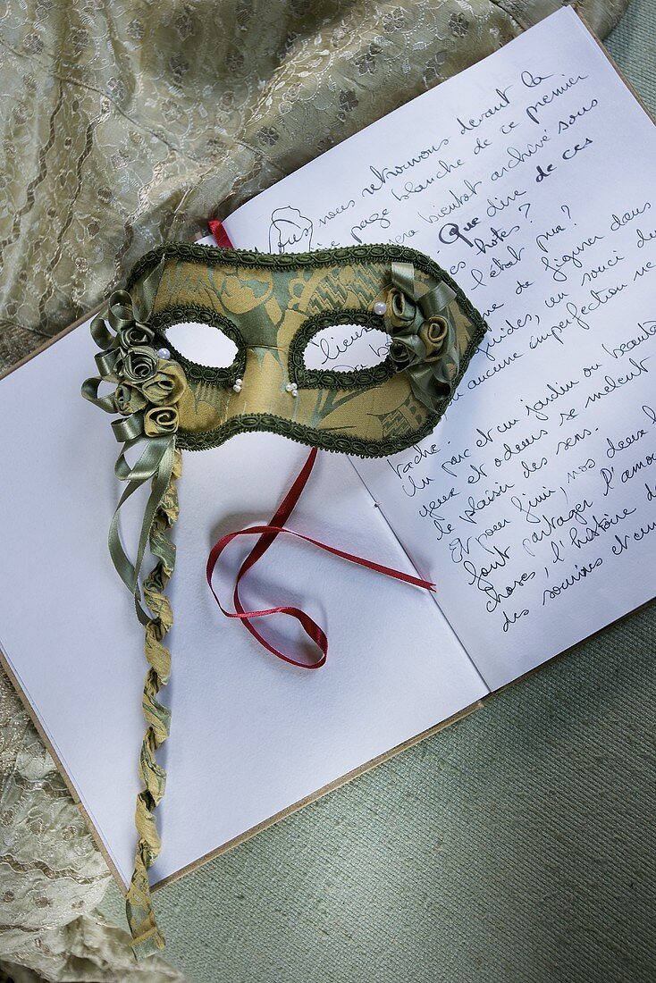 Karnevalsmaske und Brief (Deko im Schloss La Verrerie, Frankreich)
