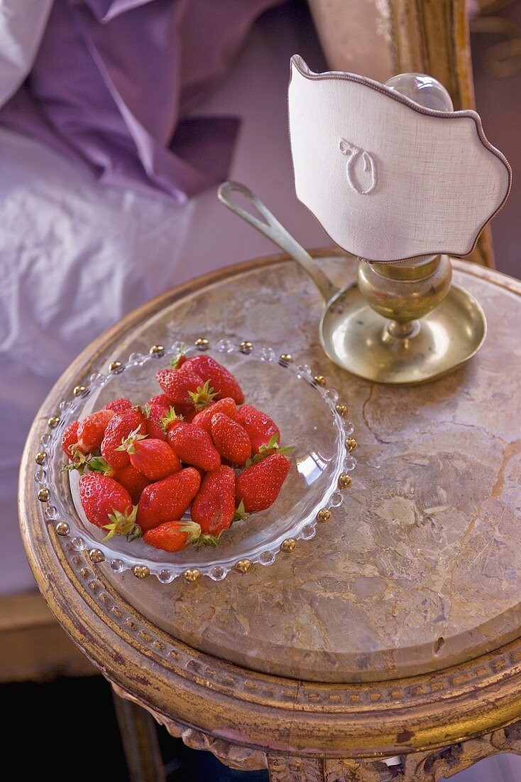 Frische Erdbeeren auf Beistelltisch im Schloss La Verrerie (Frankreich)