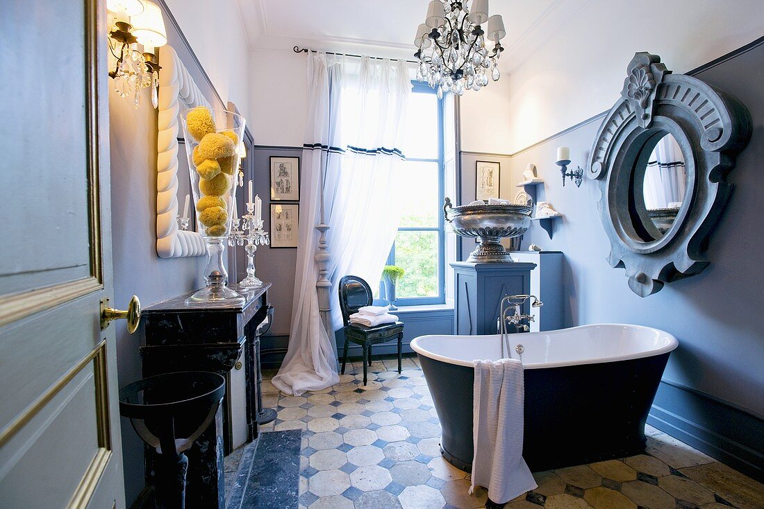Badezimmer mit freistehender Badewanne im Schloss La Verrerie (Frankreich)