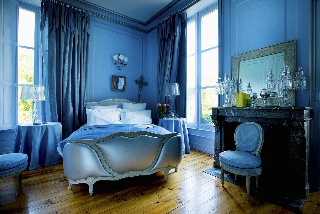 Schlafzimmer in Blau mit Doppelbett & Kamin im Schloss La Verrerie (Frankreich)